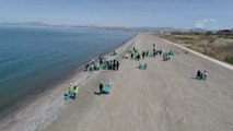 Öğrenciler Van Gölü Sahilinde Çöp Topladı