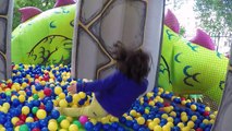 CHÂTEAU GONFLABLE, PISCINE à BALLES, DÉGUISEMENTS et BALLON CARS - FÊTE en FAMILLE - Démo Jouets