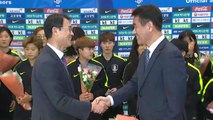 '2회 연속 월드컵 진출' 여자 축구대표팀 귀국 / YTN