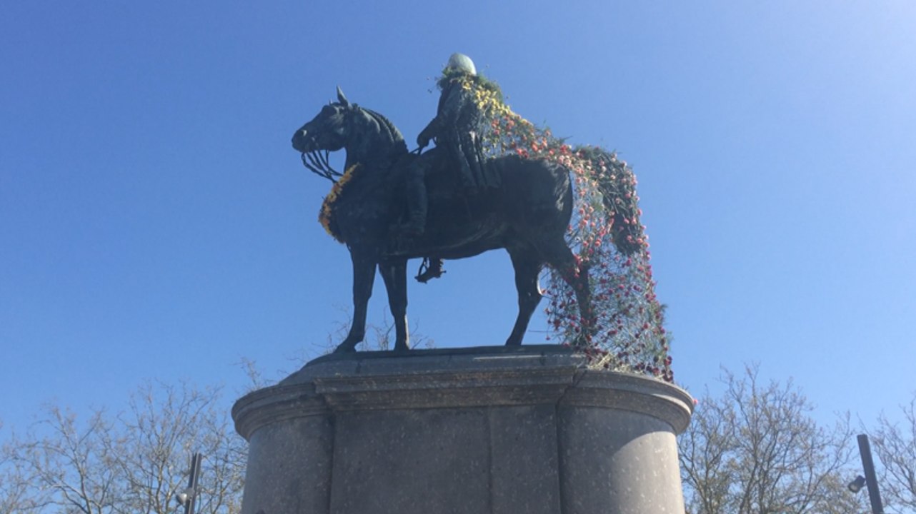 Une cape de fleurs pour la statue de Napoléon