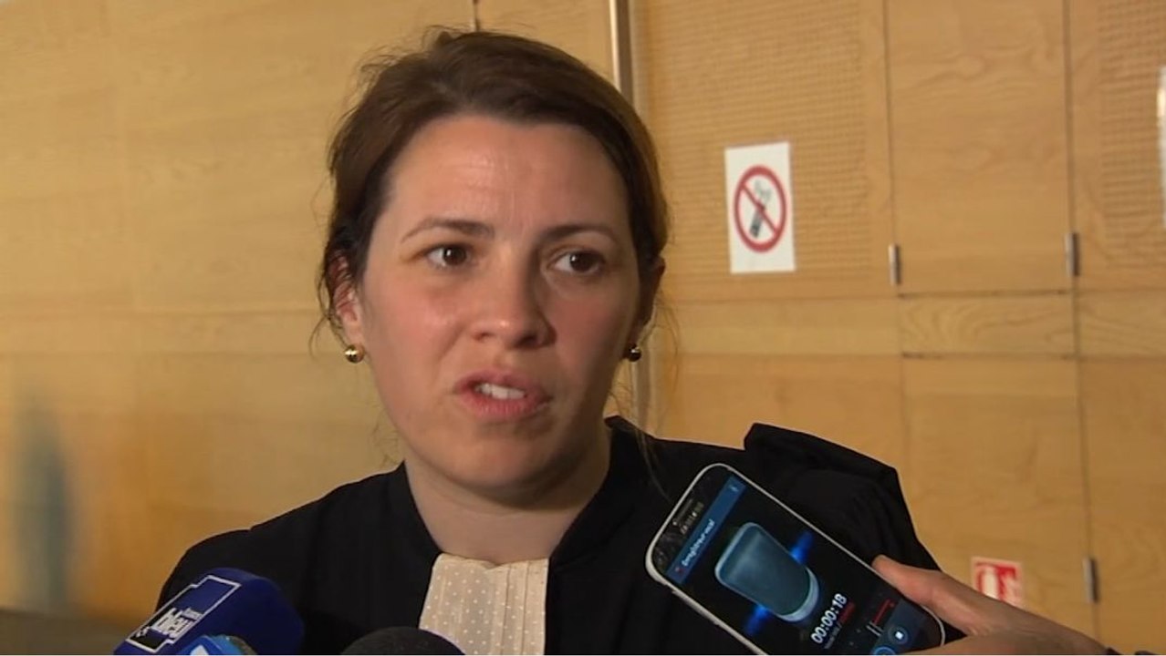 Réaction de l'avocate du jeune qui  a lancé un pavé sur les policiers