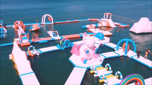 Voici l'île de la Licorne gonflable géante Unicorn Island , le paradis des enfants