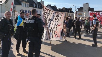 L es Zadistes face aux gendarmes pour une manif interdite