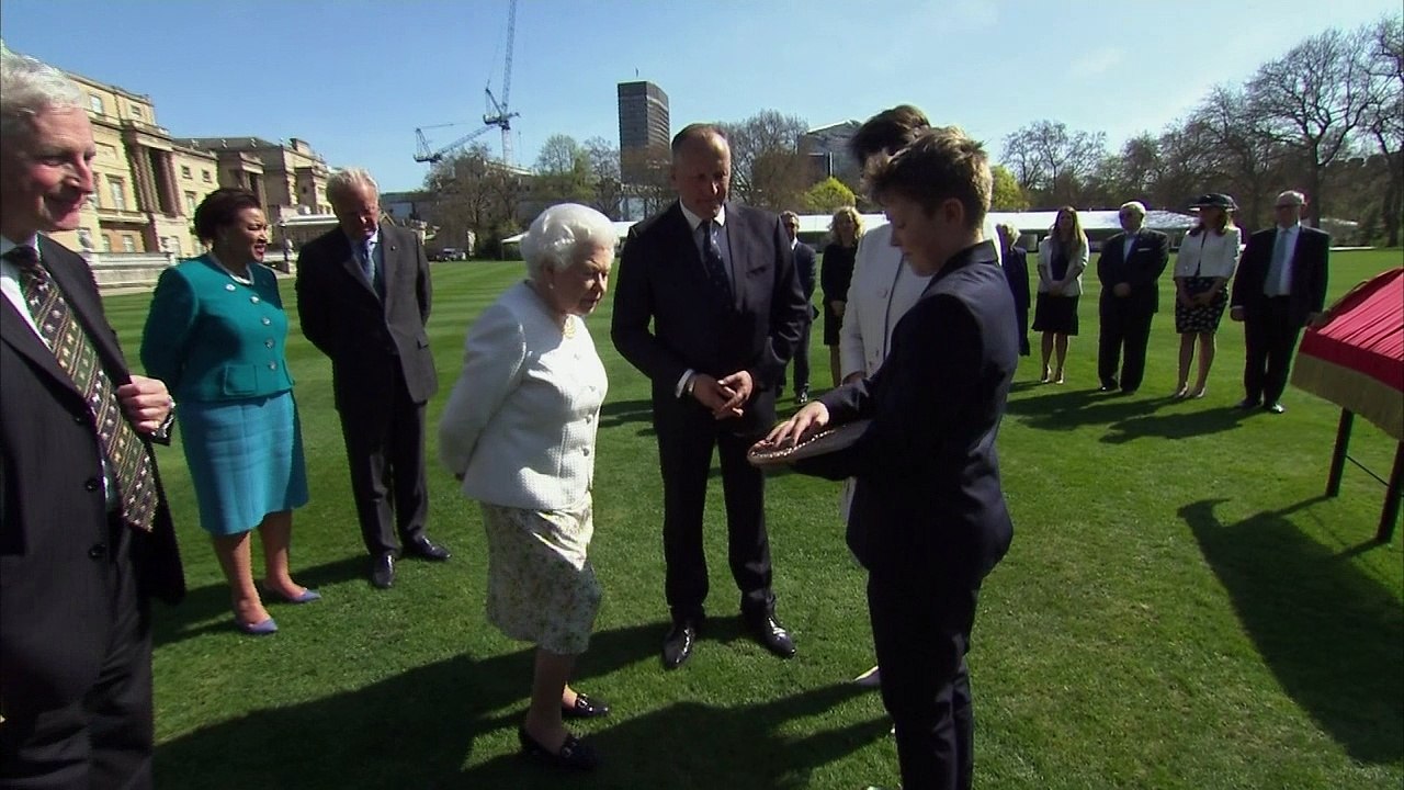 The Queen views plans for the Commonwealth Walkway