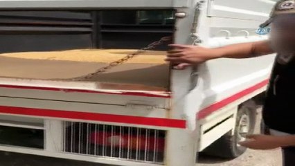 Gizli bölmedeki kaçak sigaralar polisin gözünden kaçmadı