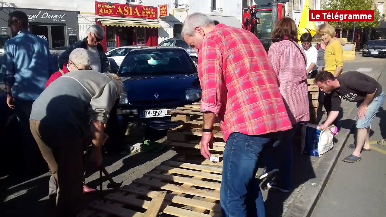Vannes. Soutien à la ZAD : des manifestants construisent une cabane devant la préfecture