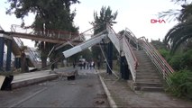 İzmir'de Vincin Çarptığı Yaya Üst Geçidi, Metro Hattının Üzerine Çöktü