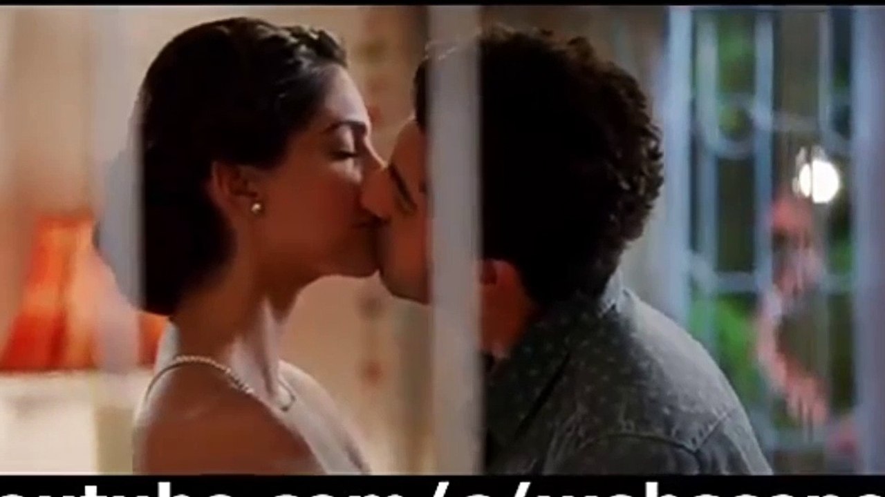Sonam Kapoor Hot Kissing Scene || Sonam Kapoor Hot Boobs Press || Bollywood hottest scene 2018