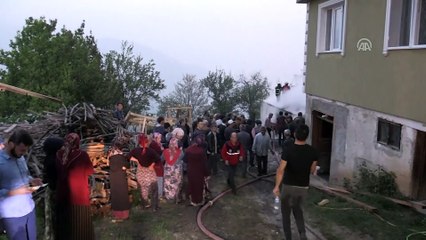 Hayvanları yanan ahırdan kurtardılar - DÜZCE