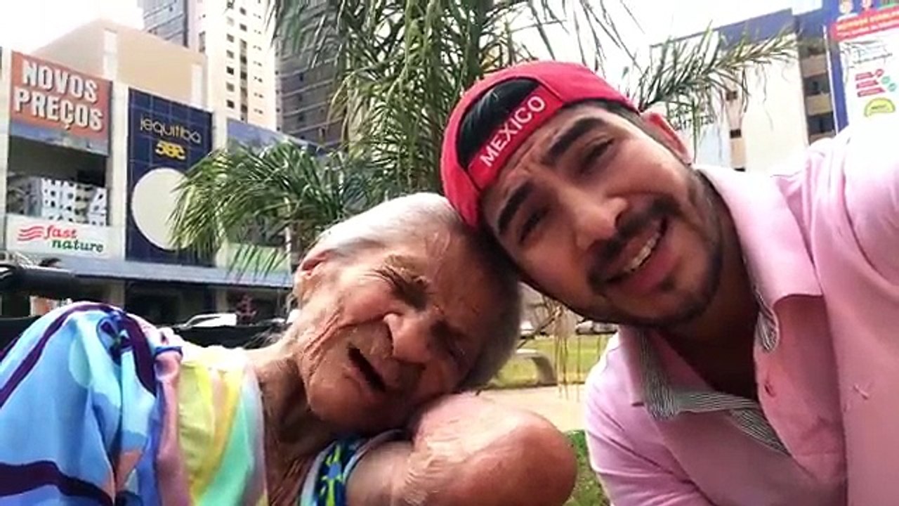 Vozinha tomando um sol