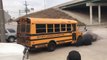 Un chauffeur de bus scolaire fait un énorme burnout! Aller les enfants, on va à l'école