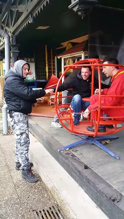 Ces adultes voulaient faire du tourniquet comme des gamins : mauvaise idée