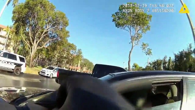 Ce policier s'accroche à la voiture d’un fuyard