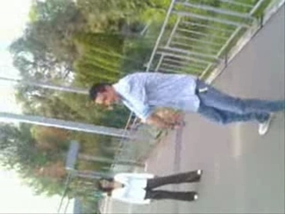Petite dance en attendant le rer.wmv
