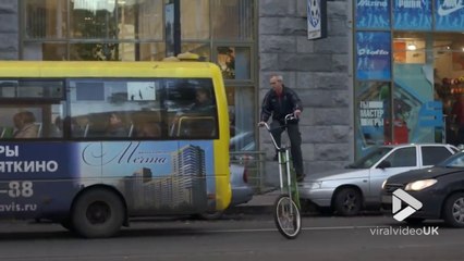 Descargar video: Embouteillages : ce vélo roule au-dessus des voitures !