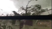 En 30 secondes une tornade arrache le toit d'une maison !