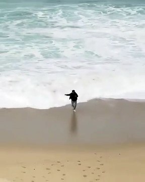 Perdre son iPhone dans les vagues sur la plage... la blague !