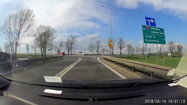 Un motard ne laisse pas la priorité et se prend une voiture de face