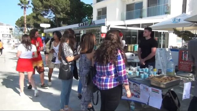 Erasmus kapsamında Türkiye'ye gelen 6 ülkeden 36 öğrenci engelliler için satış yaptı