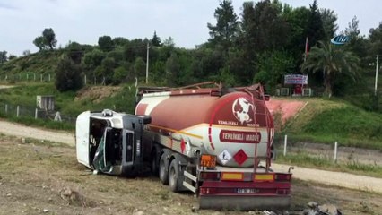Yakıt tankeri ile çarpışan öğrenci servisi yan yattı