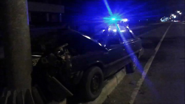 Yön tabelasına çarpan otomobil hurdaya döndü: 1 yaralı