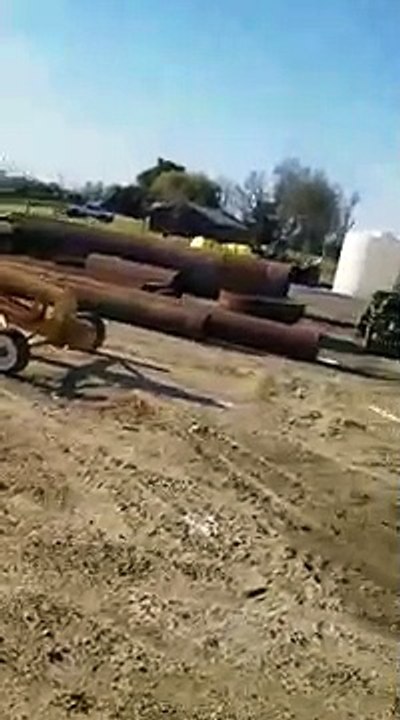 Un tracteur se fait pulvériser par un train arrivant à pleine vitesse