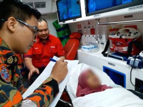 Pregnant woman falls onto LRT tracks