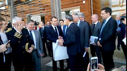 Le maire de Mirecourt remet quelques cadeaux au président de la République