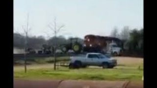 Un tracteur se fait pulvériser par un train arrivant à pleine vitesse
