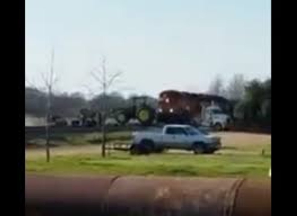 Un tracteur se fait pulvériser par un train arrivant à pleine vitesse