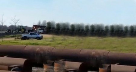 Tren, Raylara Takılan Traktörü Biçti