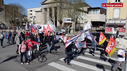 Quimper. Retraités : une cinquantaine de manifestants devant la permanence d'Annaïg Le Meur
