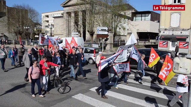 Quimper. Retraités : une cinquantaine de manifestants devant la permanence d'Annaïg Le Meur