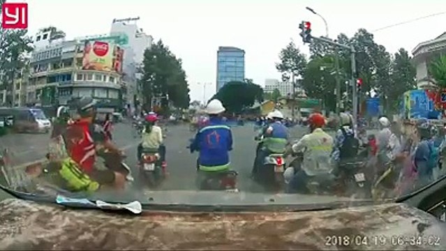 Người phụ nữ bị tên cướp kéo lê trên đường