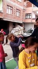 Dondurma yemek için tokat yiyorlar!