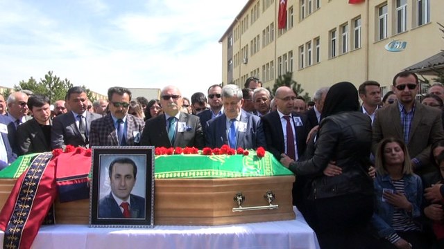 Kalp krizi geçirerek ölen öğretim görevlisine hüzünlü veda