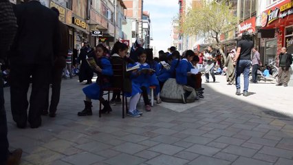 Ağrı'da 2 bin öğrenci aynı anda kitap okudu