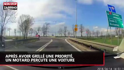 Un motard coupe la route d'une voiture et se fait violemment percuter (Vidéo)