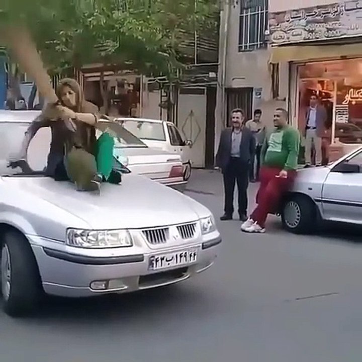 زن دیوانه در خیابان تهران رفته روی ماشین ها مرد...