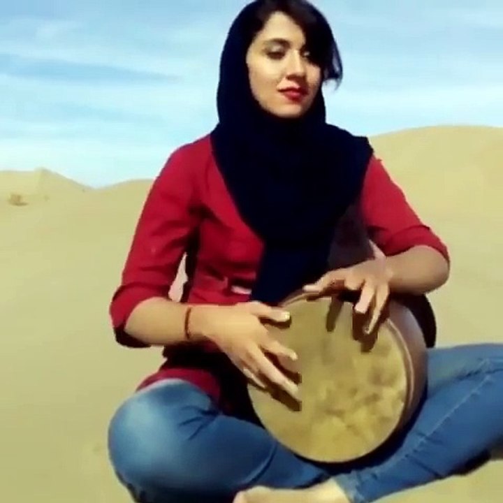 ساز زدن دختر خوشگل و هنرمند ایرانی  چقدر خوبـــه