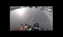 Motosikletliyle servis şoförünün tekme tokat kavgası kamerada