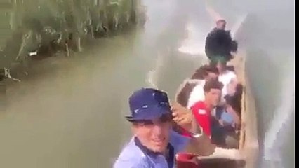 Ce conducteur de pirogue tente un petit Selfie et va le regretter... Collision bien douloureuse