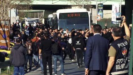 Beşiktaş taraftarı stada geldi