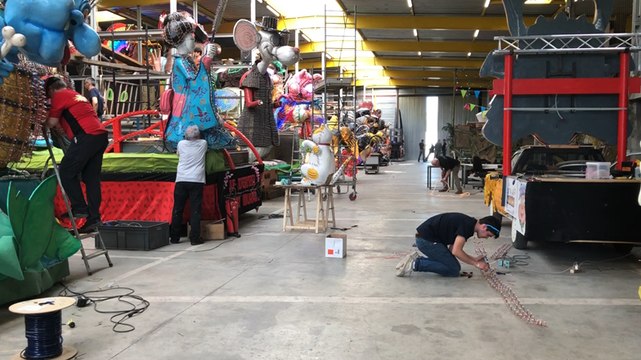 Les carnavaliers préparent le défilé de nuit