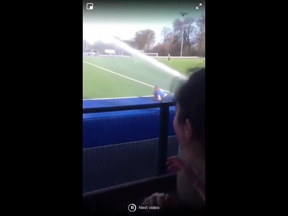 Une fille saute une barrière pour aller sur une piste d’athlétisme mais ça se passe mal