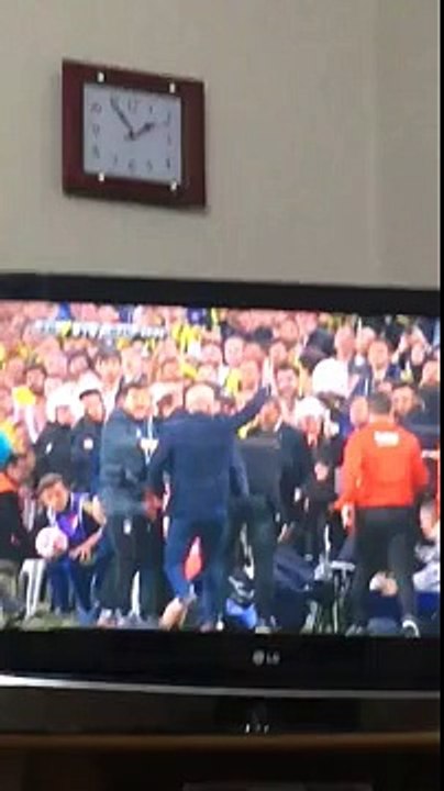 Ndërpritet derbi i Turqisë, trajnerit të Beshiktashit i çajnë kokën