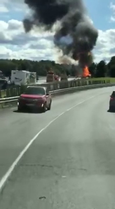 Un camion transportant des bouteilles de gaz explose en pleine route