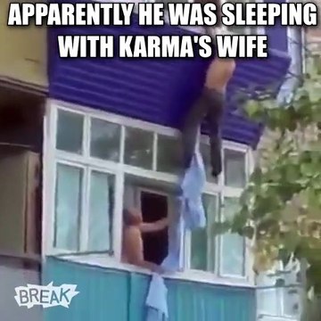 Il essaie de s'echapper discrètement de la chambre de sa maitresse... FLAG