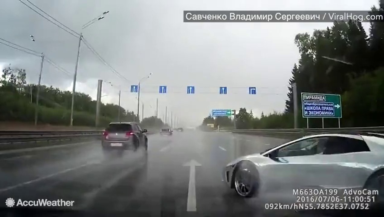 Une Lamborghini part en aquaplaning en pleine autoroute
