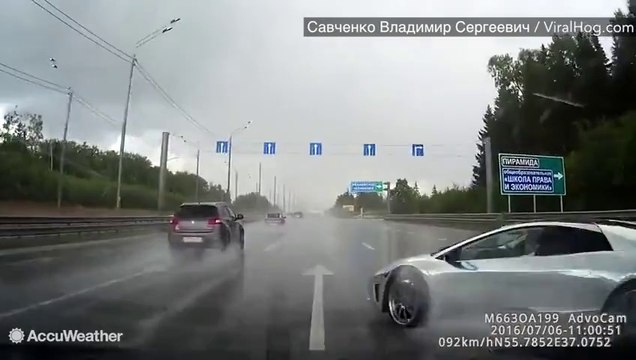 Une Lamborghini part en aquaplaning en pleine autoroute